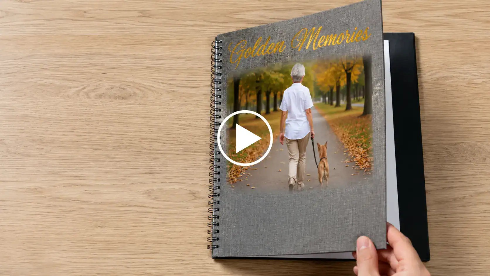 Persoon wandelt met hond in herfstlandschap, herinneringsalbum op tafel.